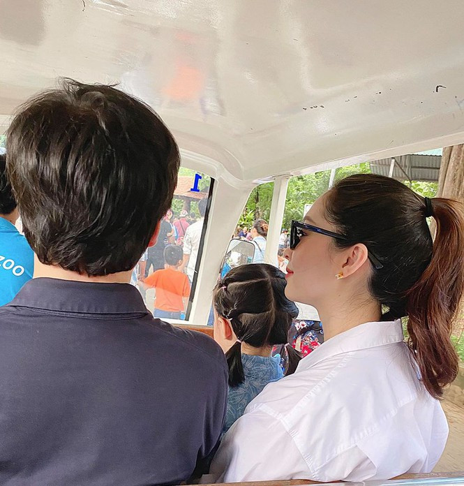 Không còn úp mở, Hoa hậu Thu Thảo lộ diện cực kỳ xinh đẹp sau lần sinh nở thứ 2 ảnh 2