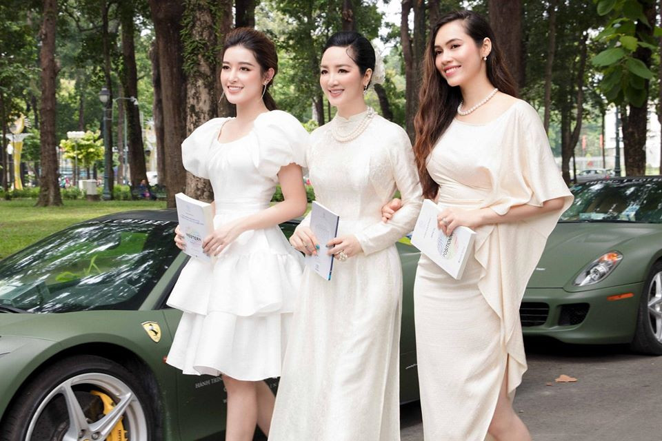 Mai Phương Thuý mặc váy trễ ngực sexy, hội ngộ dàn 'bông hậu' ở tiệc sinh nhật Tú Anh ảnh 6