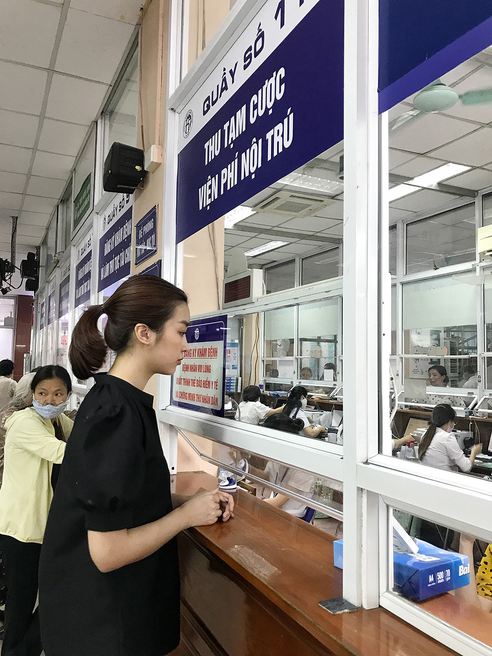 Đỗ Mỹ Linh tặng quần áo và đóng viện phí cho bé sơ sinh bị bỏ rơi 3 ngày dưới hố gas ảnh 1