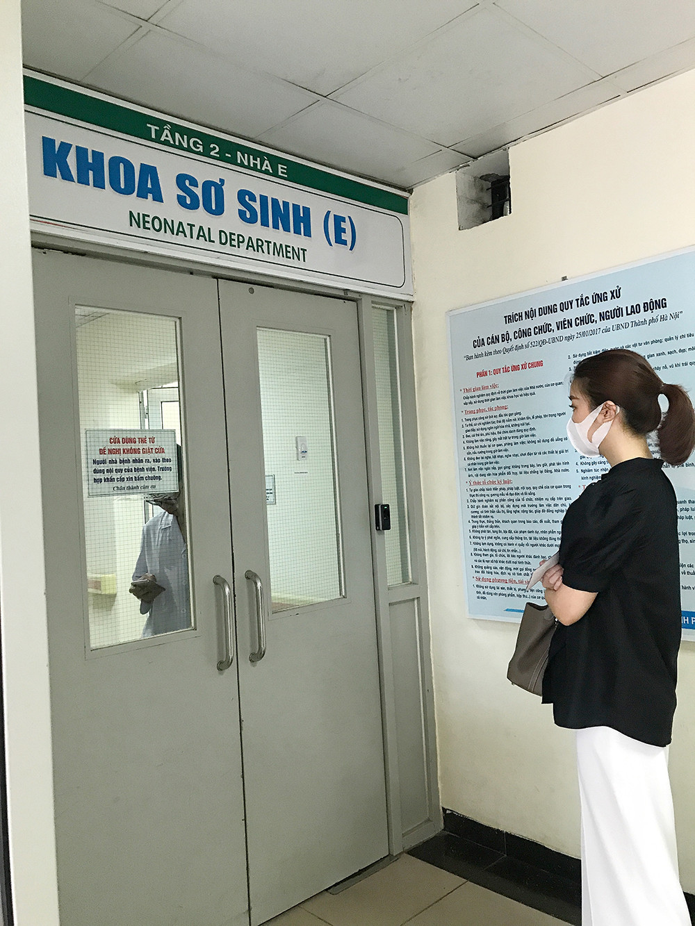 Đỗ Mỹ Linh tặng quần áo và đóng viện phí cho bé sơ sinh bị bỏ rơi 3 ngày dưới hố gas ảnh 3