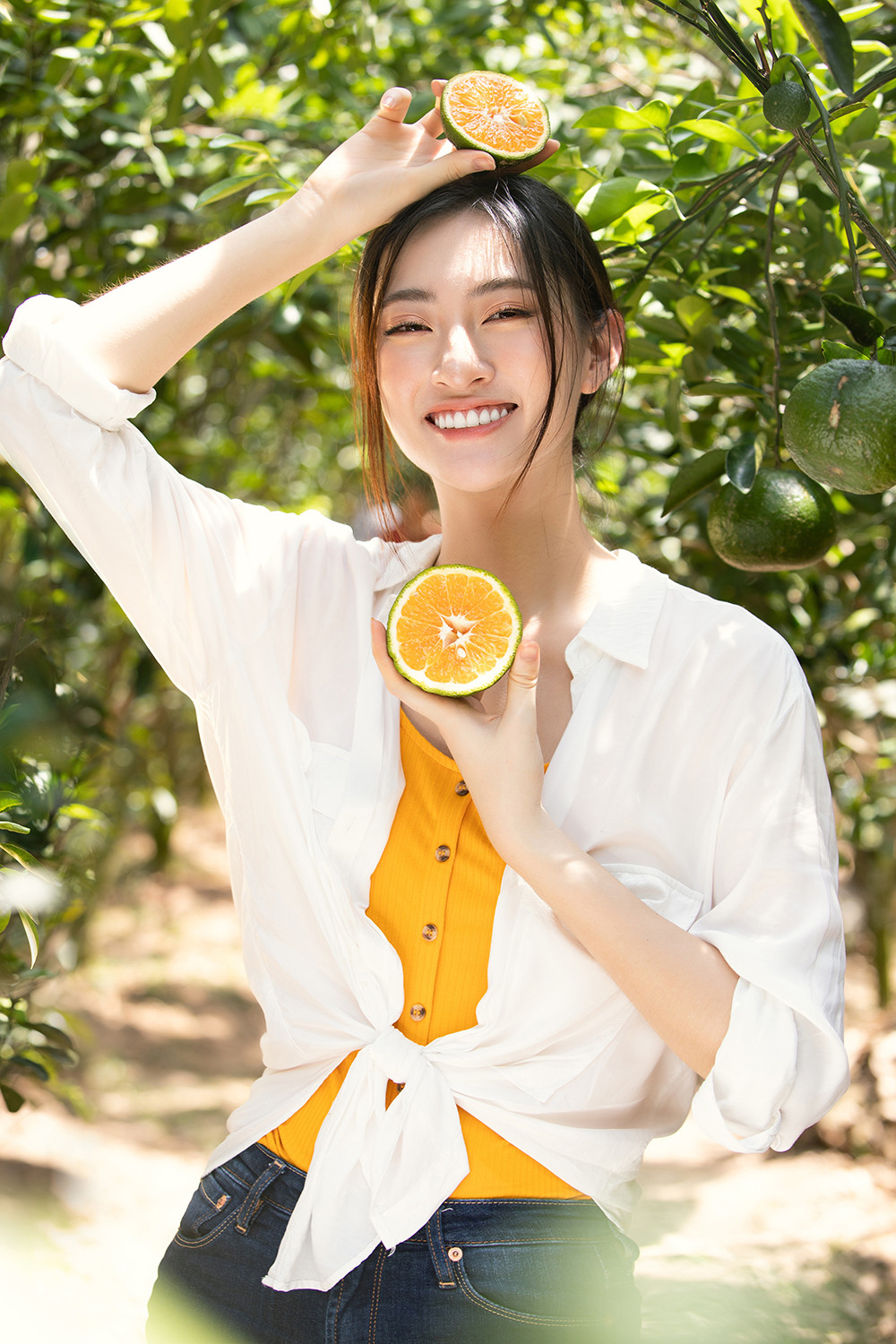 Lương Thuỳ Linh thử làm nông dân, khoe nhan sắc xinh đẹp rạng rỡ giữa vườn cam ảnh 2