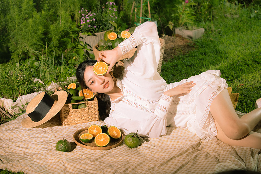 Lương Thuỳ Linh thử làm nông dân, khoe nhan sắc xinh đẹp rạng rỡ giữa vườn cam ảnh 5