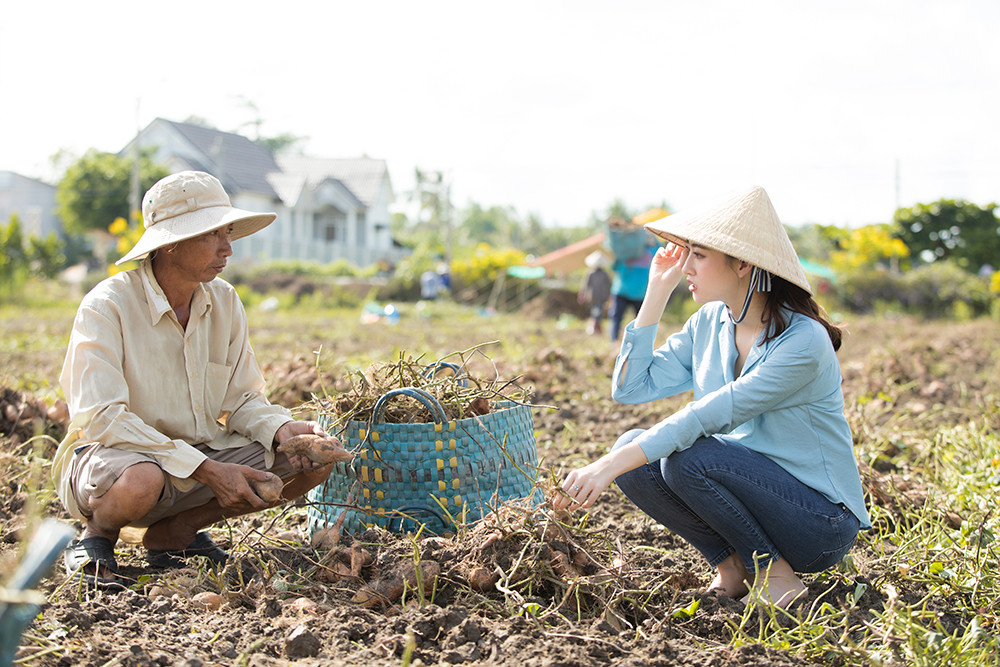 Lương Thuỳ Linh thử làm nông dân, khoe nhan sắc xinh đẹp rạng rỡ giữa vườn cam ảnh 9