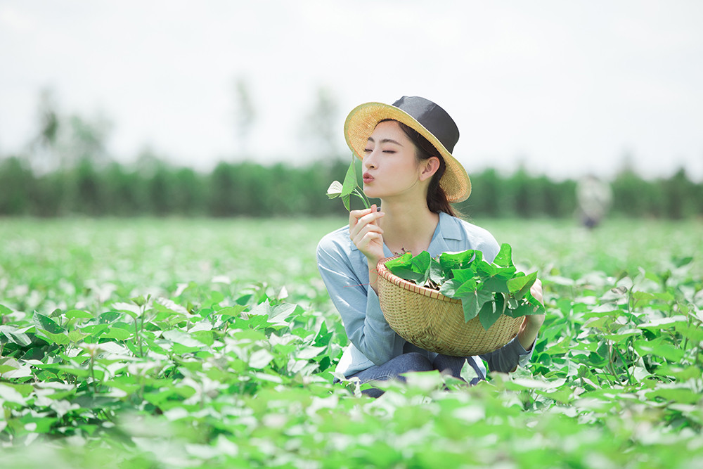 Lương Thuỳ Linh thử làm nông dân, khoe nhan sắc xinh đẹp rạng rỡ giữa vườn cam ảnh 8