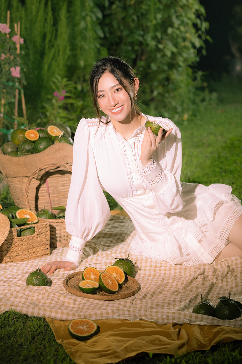 Lương Thuỳ Linh thử làm nông dân, khoe nhan sắc xinh đẹp rạng rỡ giữa vườn cam ảnh 7