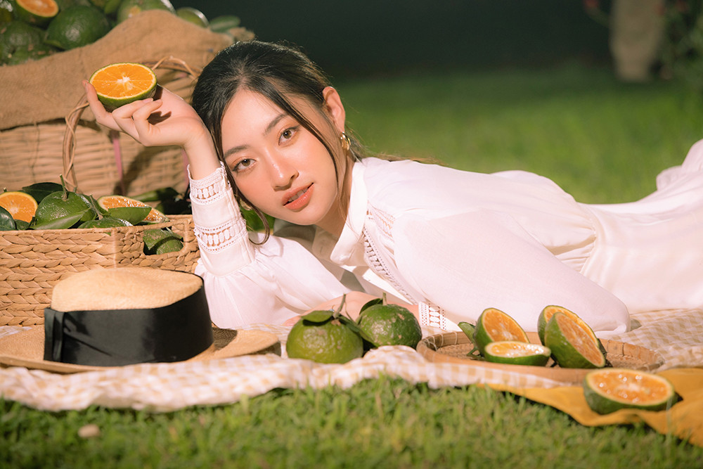 Lương Thuỳ Linh thử làm nông dân, khoe nhan sắc xinh đẹp rạng rỡ giữa vườn cam ảnh 4