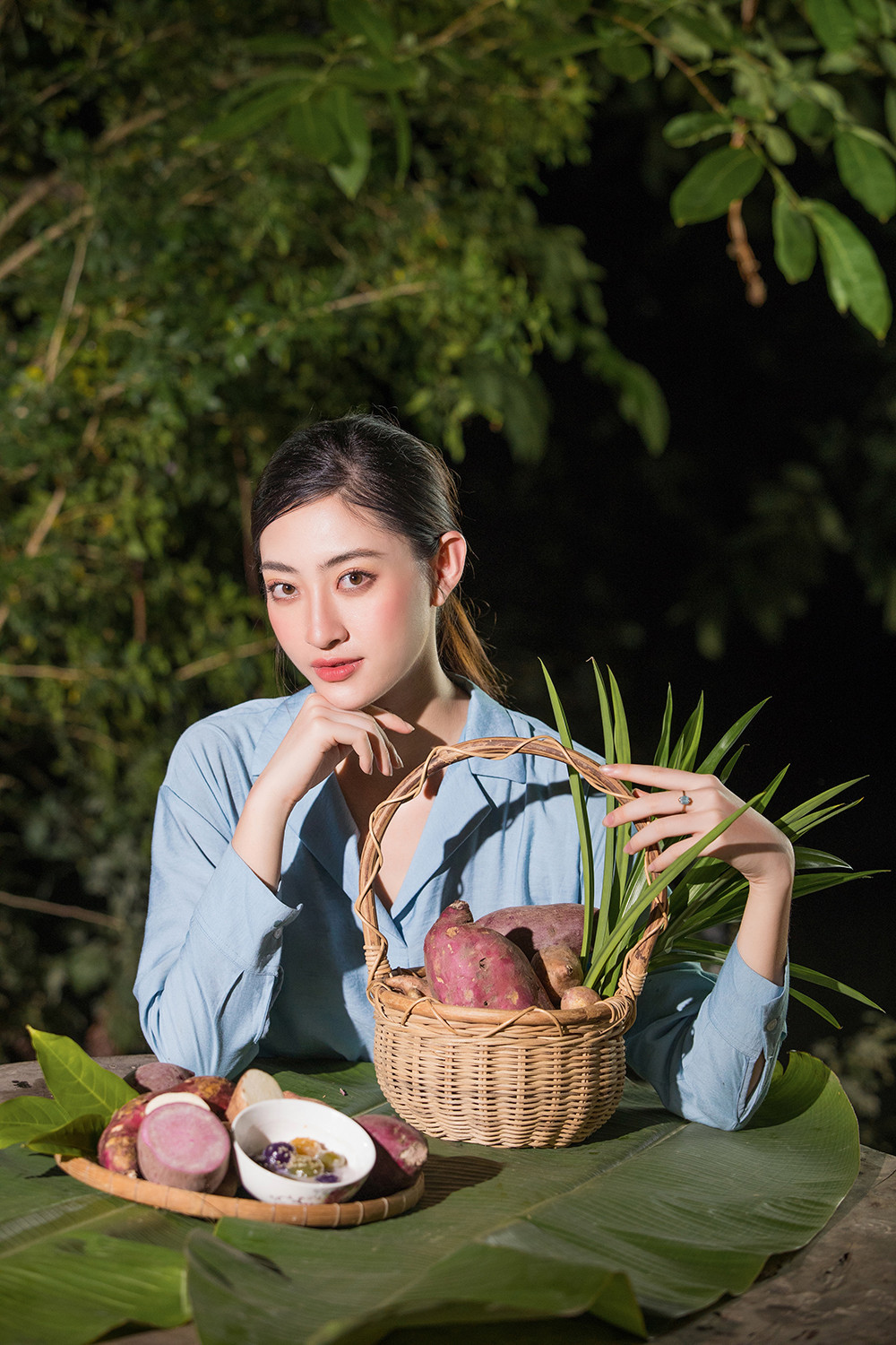 Lương Thuỳ Linh thử làm nông dân, khoe nhan sắc xinh đẹp rạng rỡ giữa vườn cam ảnh 12