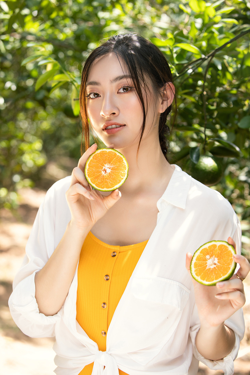 Lương Thuỳ Linh thử làm nông dân, khoe nhan sắc xinh đẹp rạng rỡ giữa vườn cam ảnh 1