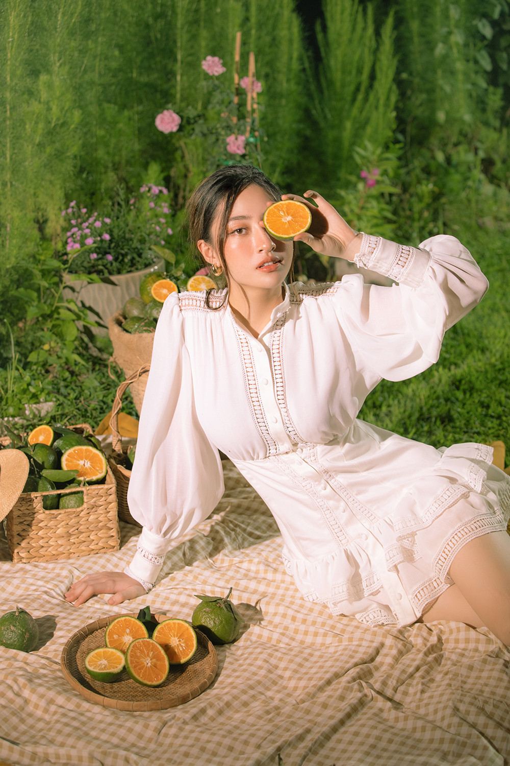 Lương Thuỳ Linh thử làm nông dân, khoe nhan sắc xinh đẹp rạng rỡ giữa vườn cam ảnh 6