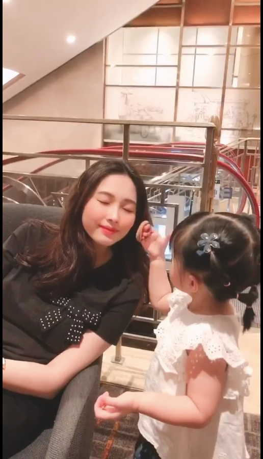 Không còn úp mở, Hoa hậu Thu Thảo lộ diện cực kỳ xinh đẹp sau lần sinh nở thứ 2 ảnh 3