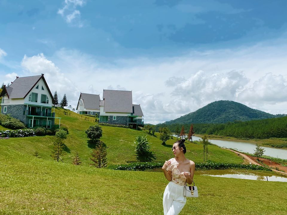 Mai Phương Thuý mặc váy trễ ngực sexy, hội ngộ dàn 'bông hậu' ở tiệc sinh nhật Tú Anh ảnh 13