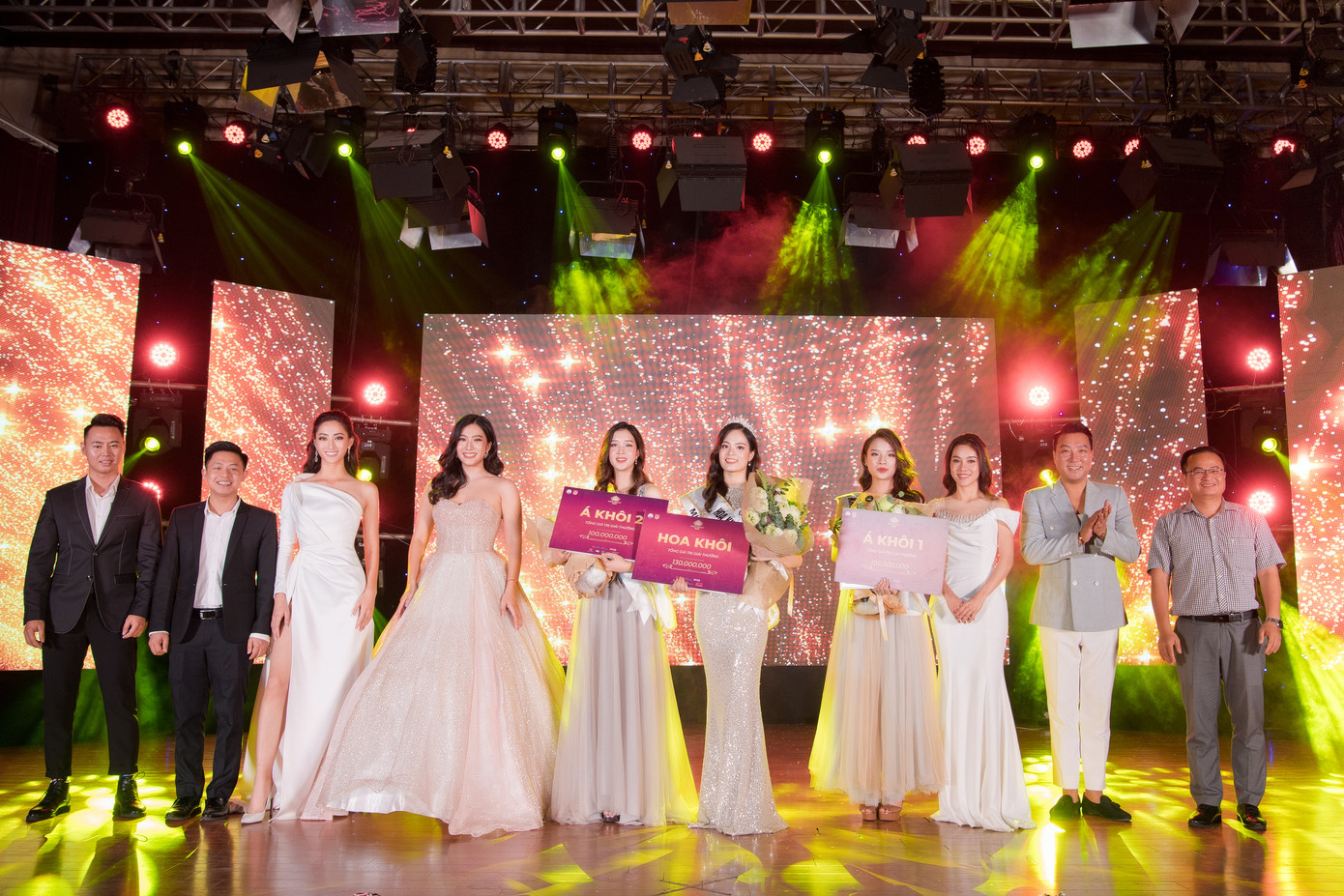 Lương Thuỳ Linh diện váy xẻ táo bạo khoe chân dài 1m22 khi ngồi ghế giám khảo ảnh 12