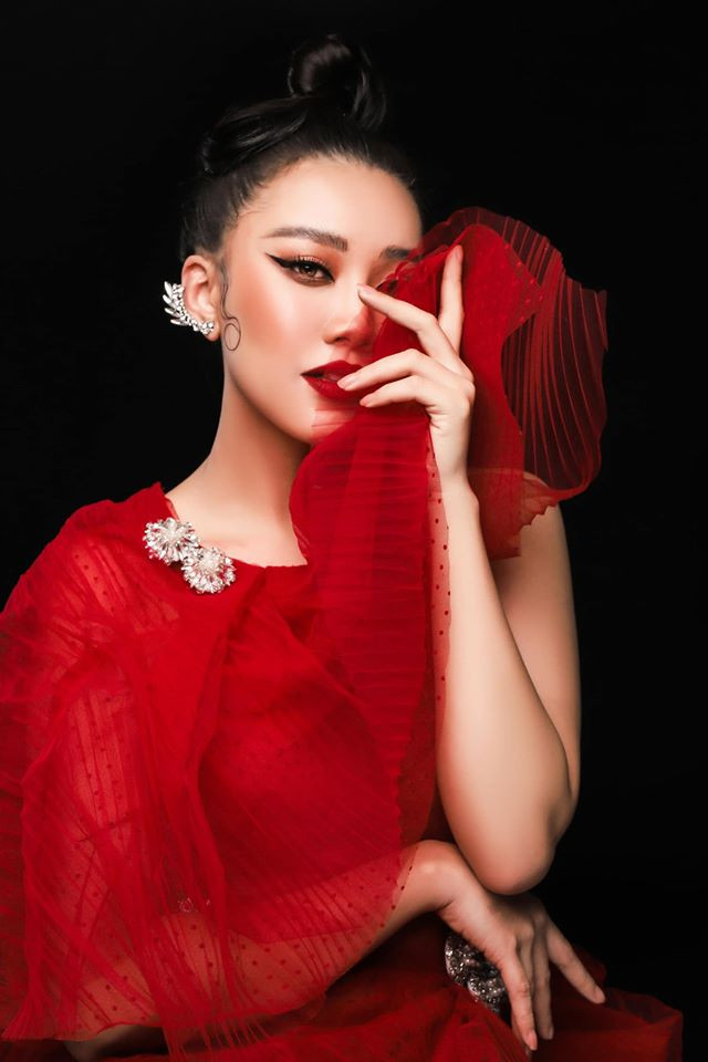 Mai Phương Thuý mặc váy trễ ngực sexy, hội ngộ dàn 'bông hậu' ở tiệc sinh nhật Tú Anh ảnh 9