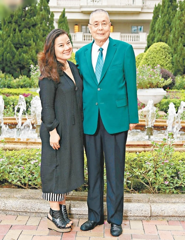 Bậc thầy piano Trung Quốc làm cha ở tuổi 81 ảnh 1