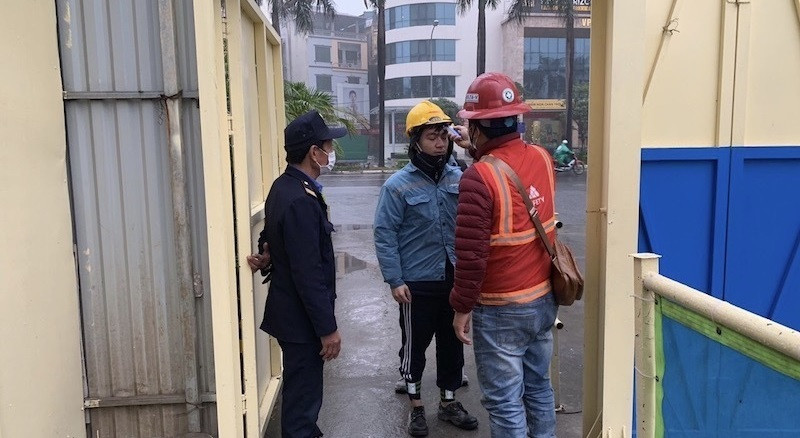 Công trường xây dựng Hà Nội đo thân nhiệt, phát khẩu trang cho công nhân ảnh 2