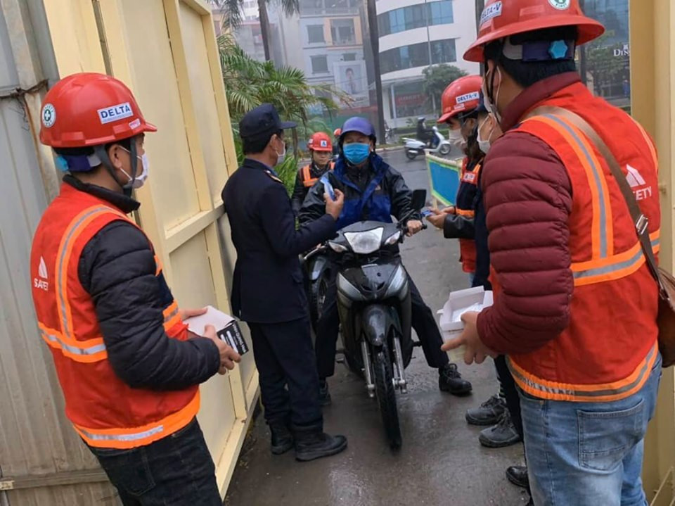 Công trường xây dựng Hà Nội đo thân nhiệt, phát khẩu trang cho công nhân ảnh 3