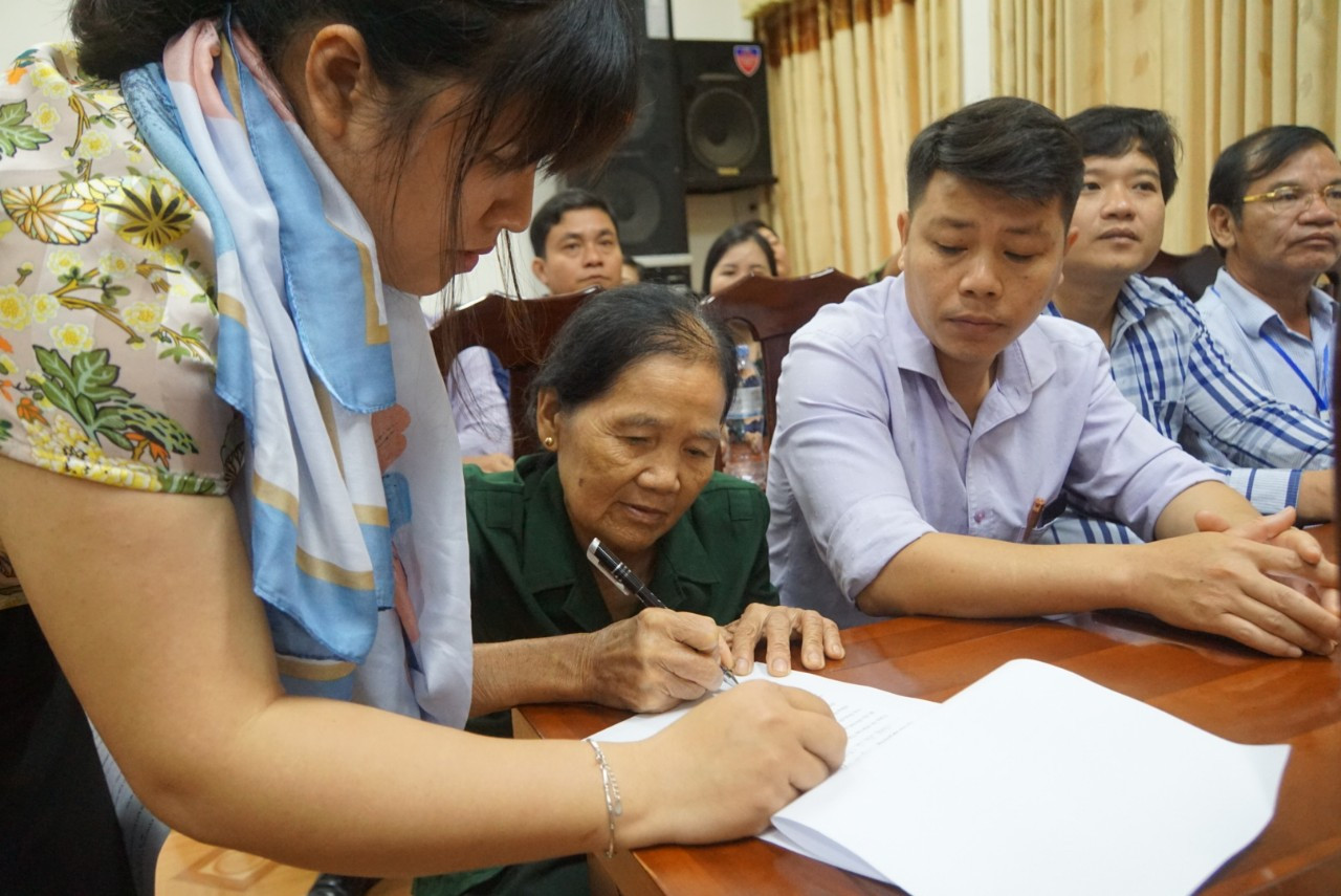 Tặng 2 nhà tình nghĩa của Tập đoàn Phúc Sơn cho cựu TNXP tỉnh Quảng Bình ảnh 1