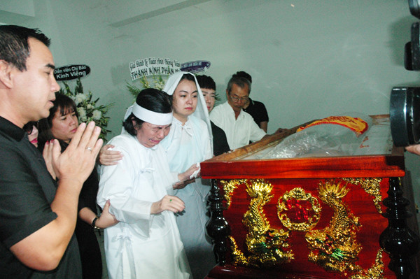Vợ NSƯT Chánh Tín gần như ngã quỵ khi tiễn biệt chồng ảnh 5