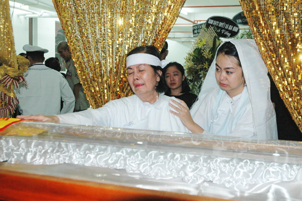 Vợ NSƯT Chánh Tín gần như ngã quỵ khi tiễn biệt chồng ảnh 4