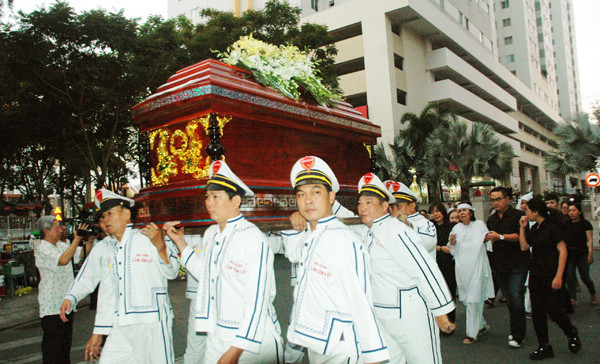 Vợ NSƯT Chánh Tín gần như ngã quỵ khi tiễn biệt chồng ảnh 6