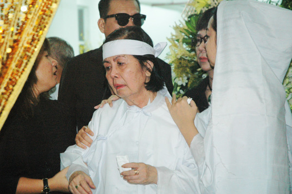 Vợ NSƯT Chánh Tín gần như ngã quỵ khi tiễn biệt chồng ảnh 3