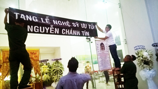 Đông đảo đồng nghiệp tới viếng NSƯT Chánh Tín ảnh 5