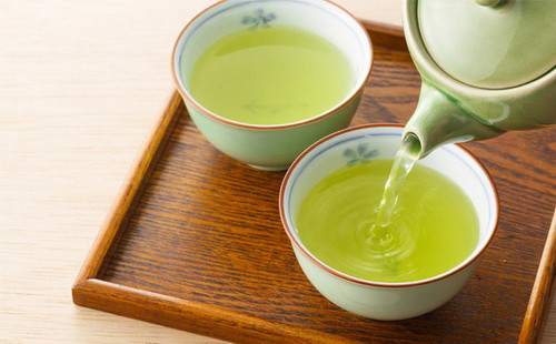 Chất caffeine trong trà xanh sẽ khiến bạn mất ngủ, vì vậy tốt hơn hết không nên uống trà xanh vào ban đêm. Ngoài ra, buổi sáng sau khi thức dậy cũng không phải là thời điểm thích hợp để uống trà xanh vì lúc này bụng của chúng ta đang rỗng. Ảnh minh họa: Internet Uống trà xanh theo cách này cực độc, hại hơn mắc ung thư ảnh 3