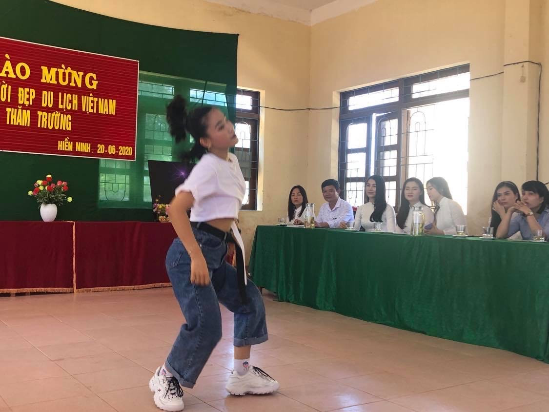 Dàn Người đẹp Du lịch tặng quà học sinh dân tộc Bru-Vân Kiều ảnh 2