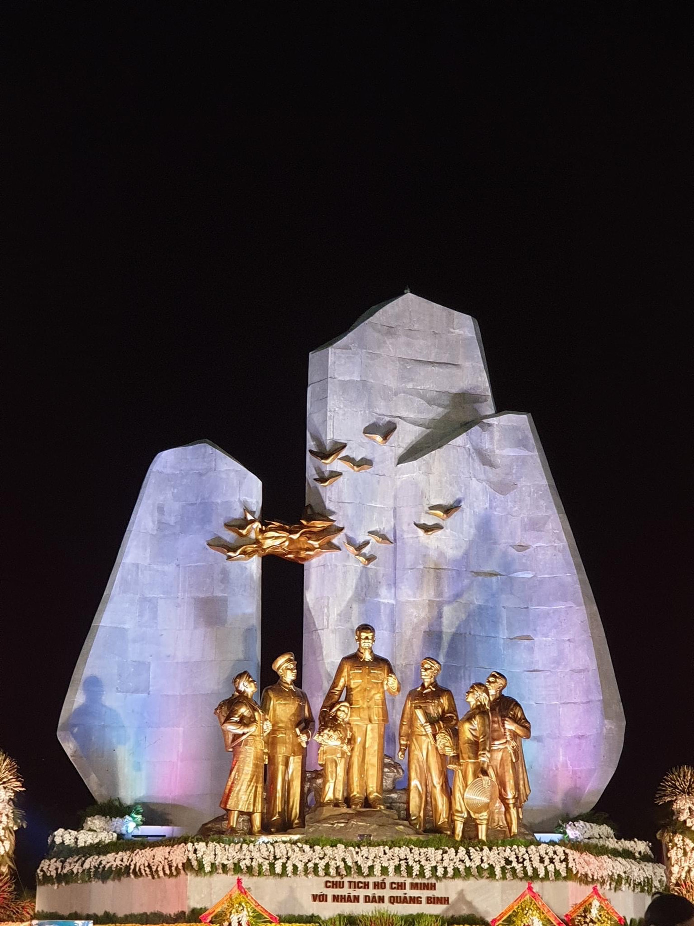 Khánh thành tượng đài Bác Hồ với Nhân dân Quảng Bình ảnh 3