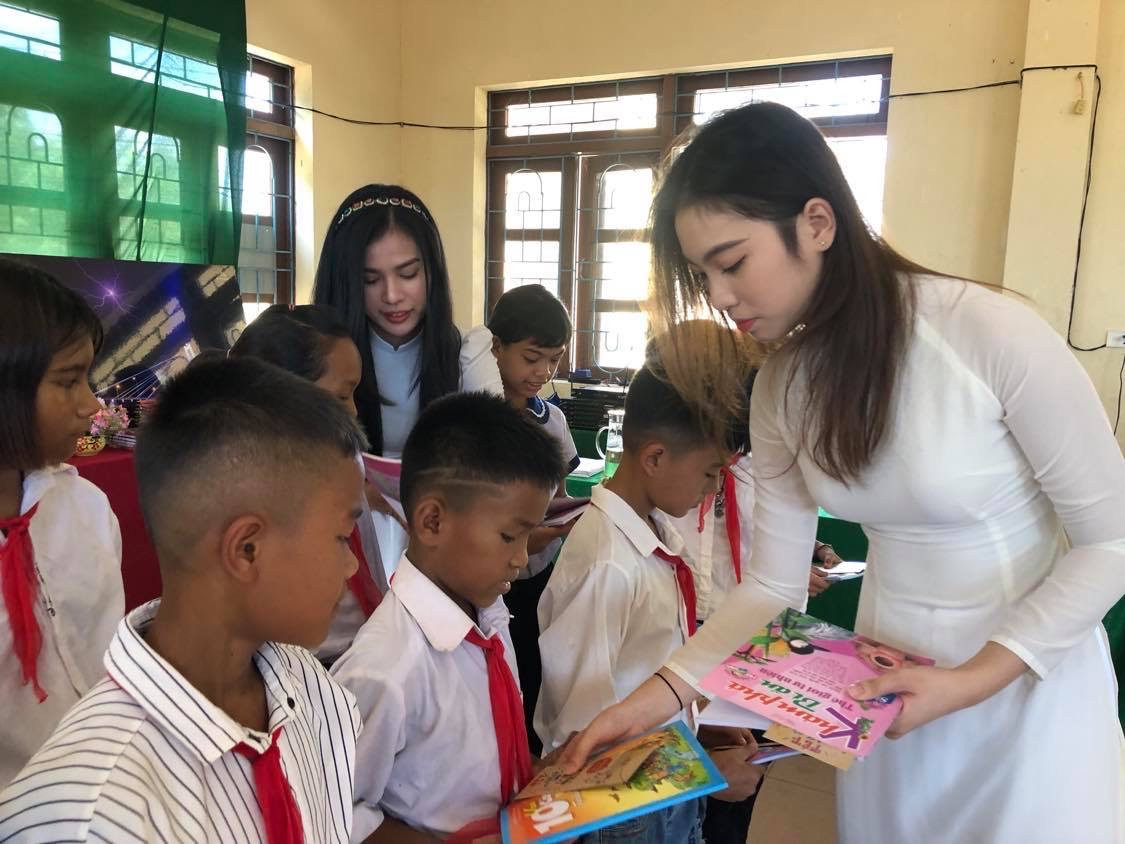 Dàn Người đẹp Du lịch tặng quà học sinh dân tộc Bru-Vân Kiều ảnh 3