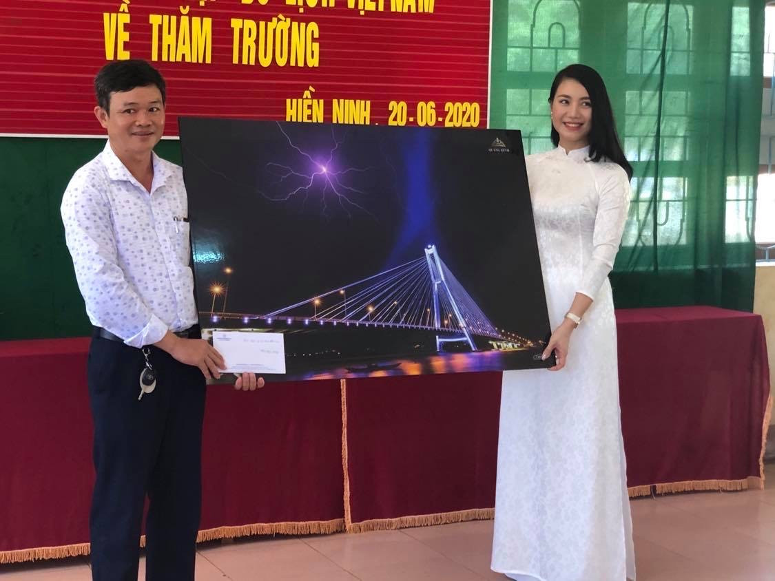 Dàn Người đẹp Du lịch tặng quà học sinh dân tộc Bru-Vân Kiều ảnh 5