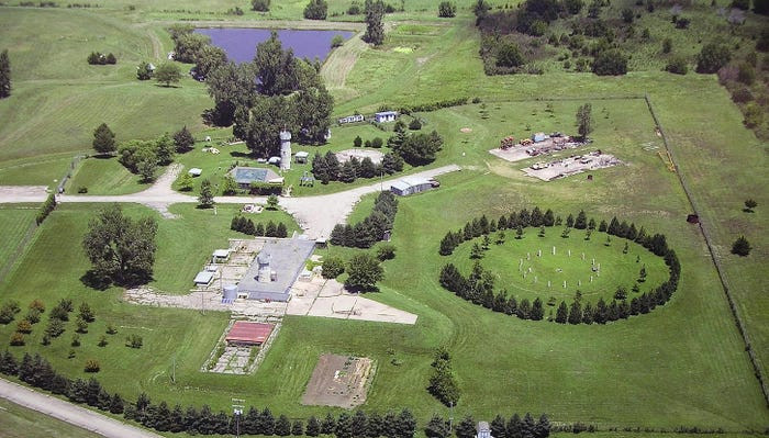 Cặp đôi mua lại hầm tên lửa hạt nhân, hoán cải thành khách sạn 3,2 triệu USD ảnh 1