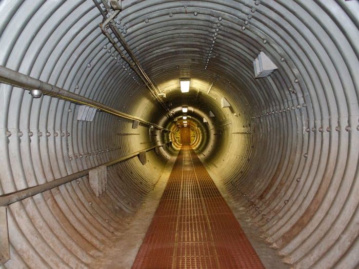 Cặp đôi mua lại hầm tên lửa hạt nhân, hoán cải thành khách sạn 3,2 triệu USD ảnh 2