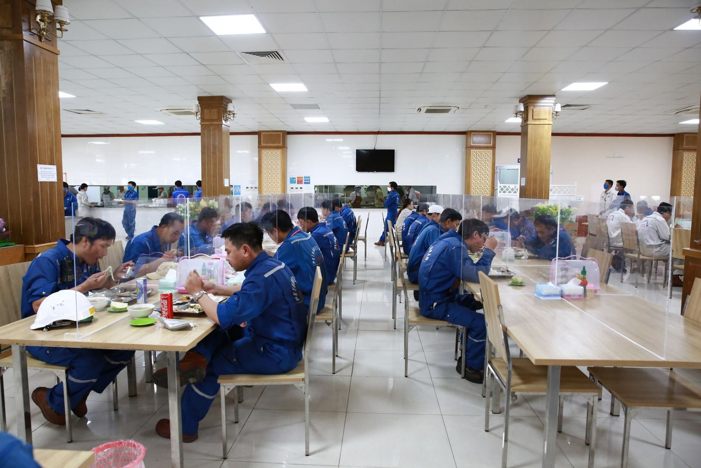 Nhiều doanh nghiệp lắp 'vách ngăn' ở nhà ăn phòng COVID-19 ảnh 1