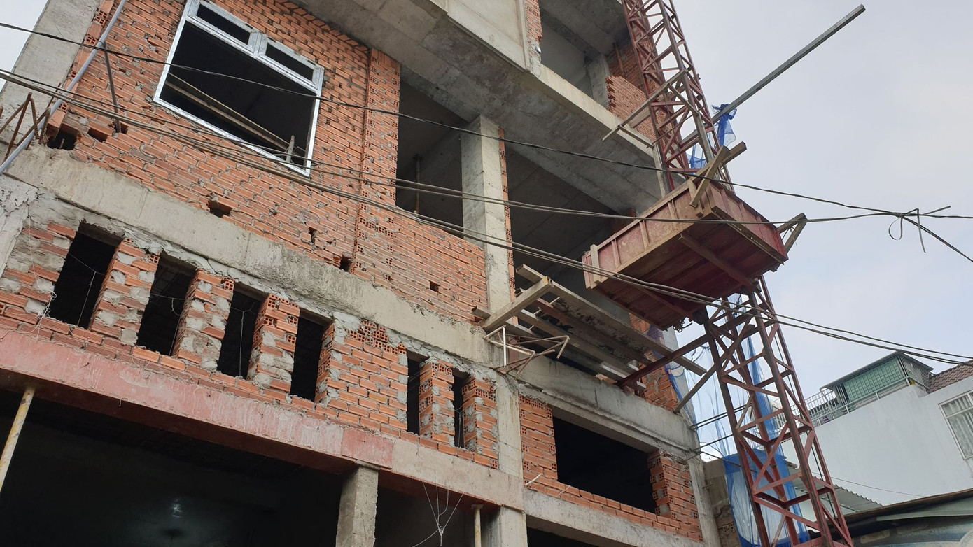 Kinh hãi cảnh giàn giáo công trình ở Sài Gòn bất ngờ đổ sụp ảnh 1