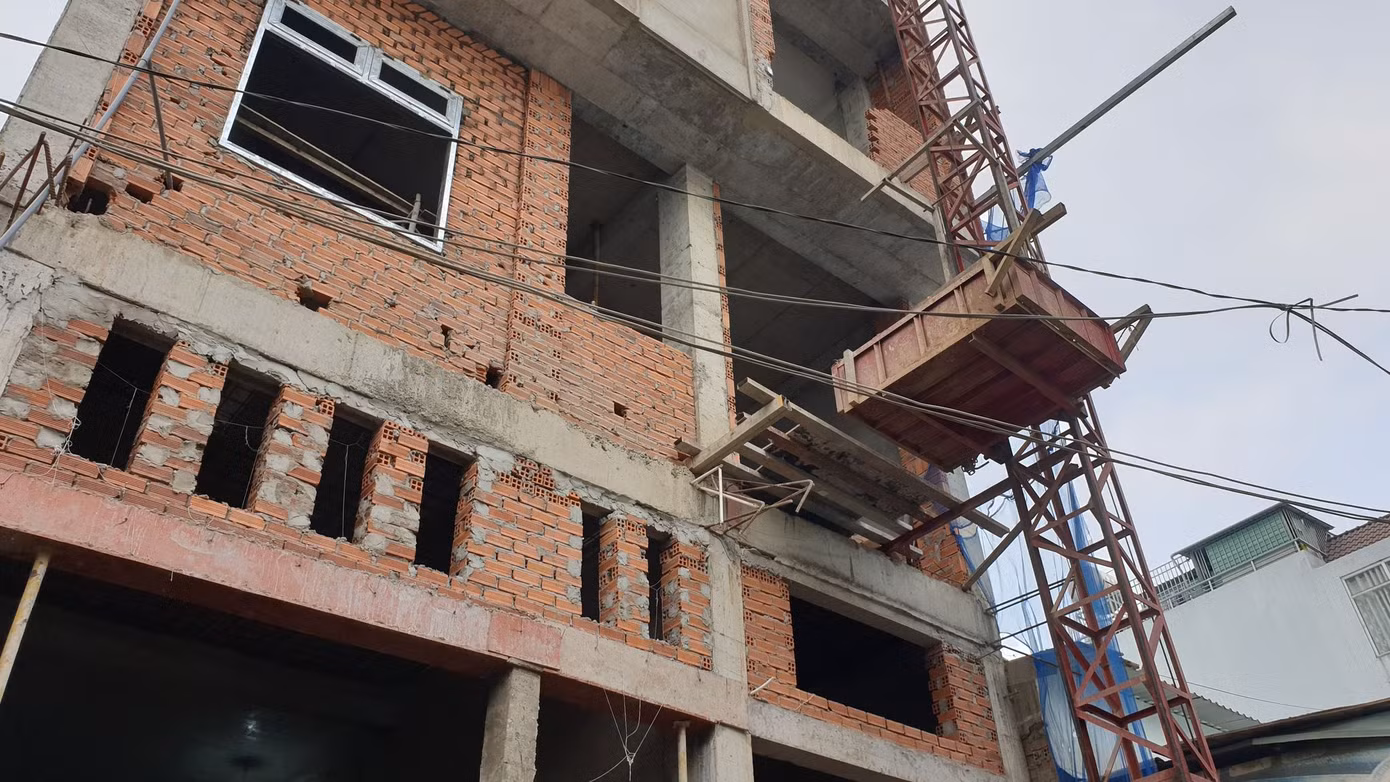 Kinh hãi cảnh giàn giáo công trình ở Sài Gòn bất ngờ đổ sụp ảnh 1
