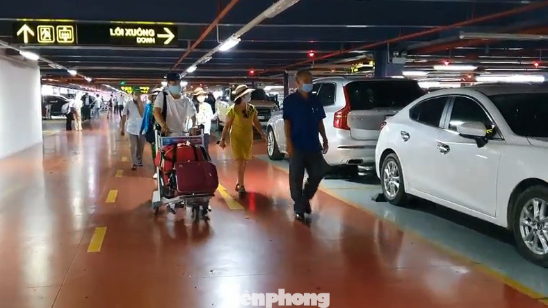 Chấn chỉnh tài xế taxi chê khách gần, làm giá ở sân bay Tân Sơn Nhất ảnh 2