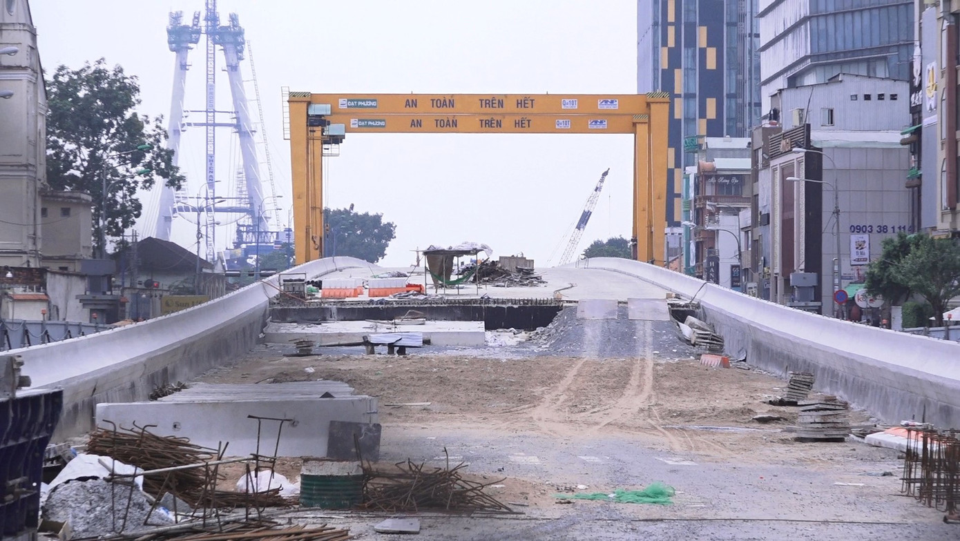Cầu Thủ Thiêm 2 lại dừng thi công vì 'đói' vốn, thiếu mặt bằng ảnh 1