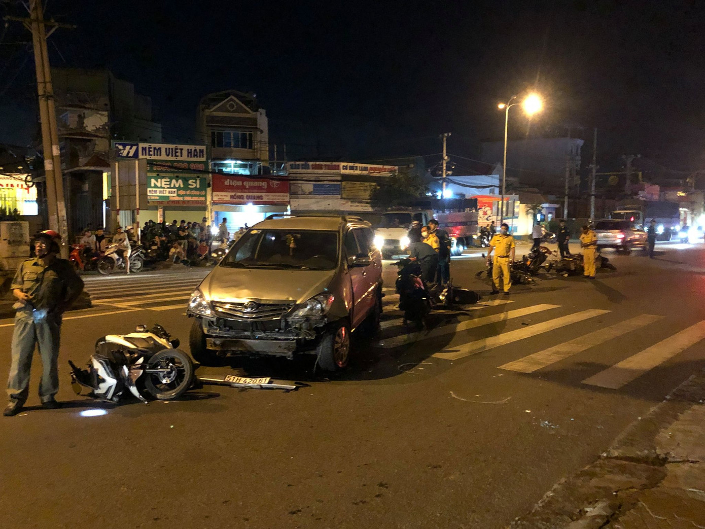 Tài xế lái ô tô tông loạt xe máy dừng đèn đỏ khiến nhiều người bị thương khai gì? ảnh 1