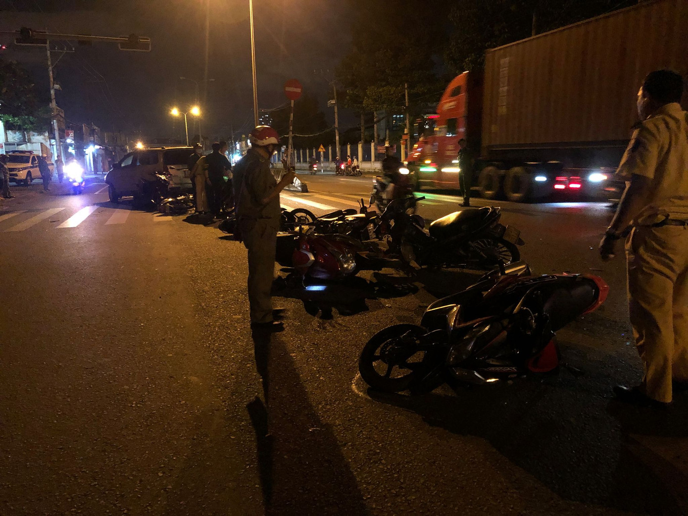 Kinh hoàng ô tô tông 10 xe máy dừng đèn đỏ, người bị thương nằm la liệt trên đường ảnh 3