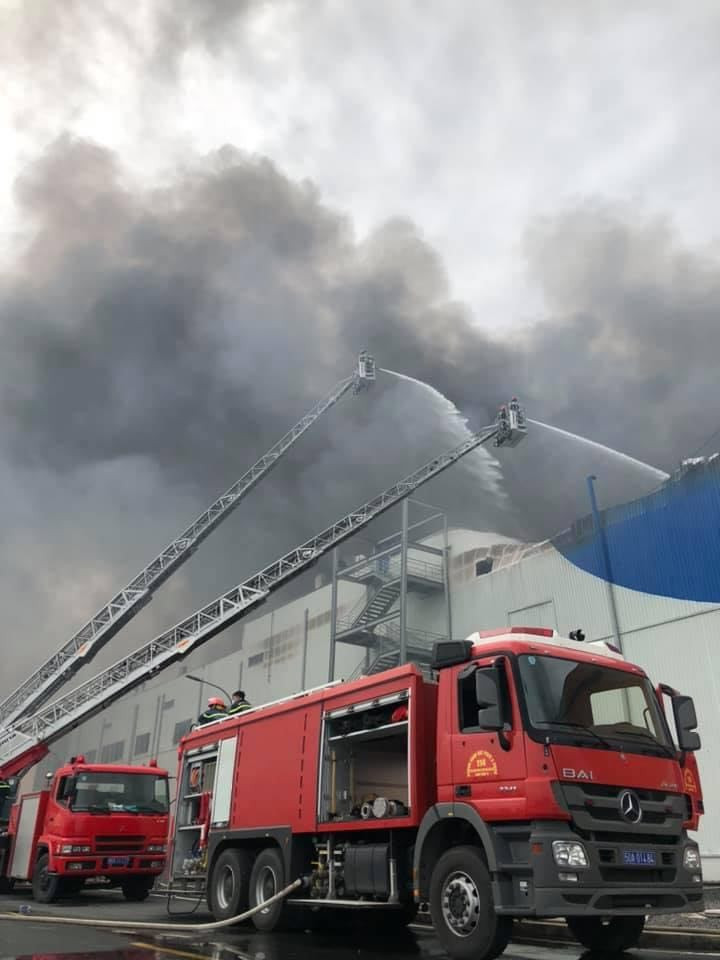 Hàng trăm cảnh sát khống chế đám cháy lớn trong khu công nghiệp ở Sài Gòn ảnh 1