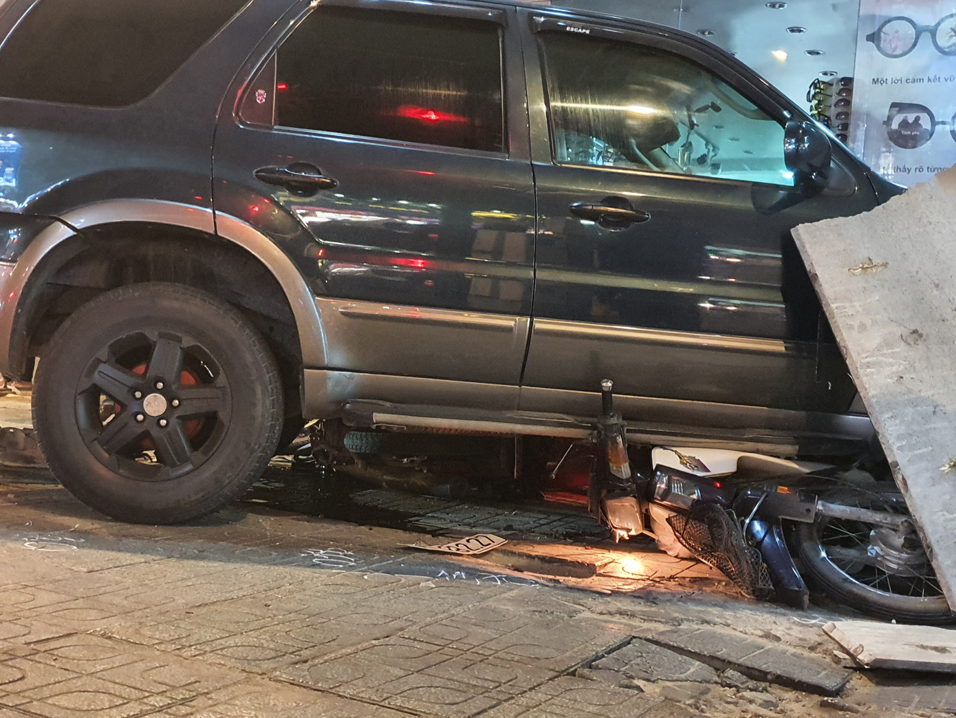 Ô tô 'điên' tông nhiều xe máy tại giao lộ rồi lao lên vỉa hè, 4 người bị thương ảnh 3