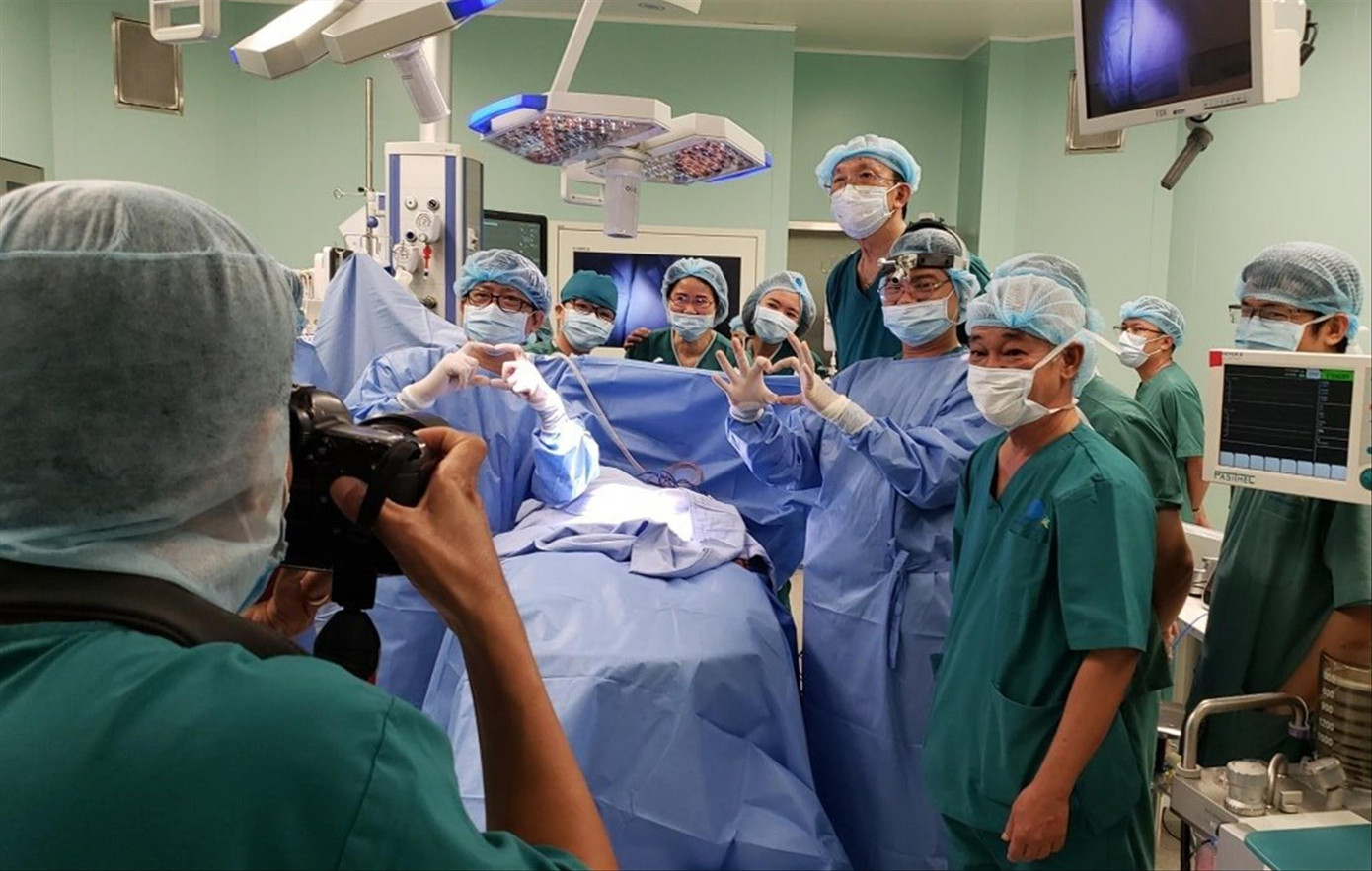 Phẫu thuật tái tạo đường tiêu hóa, tiết niệu cặp song sinh dính liền nhau ảnh 1