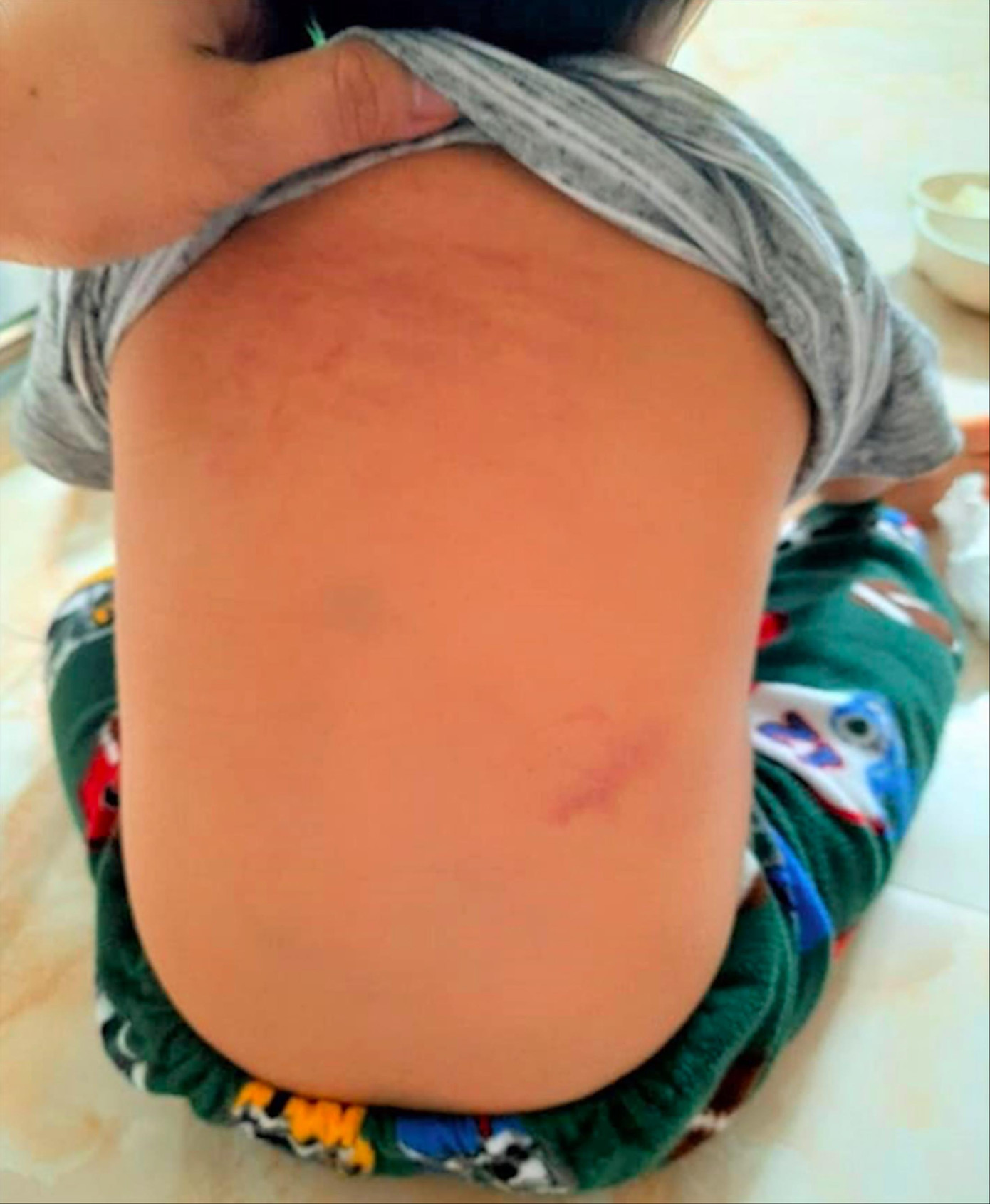 Đình chỉ 2 giáo viên mầm non bị tố bắt trẻ uống nước bồn cầu ảnh 1