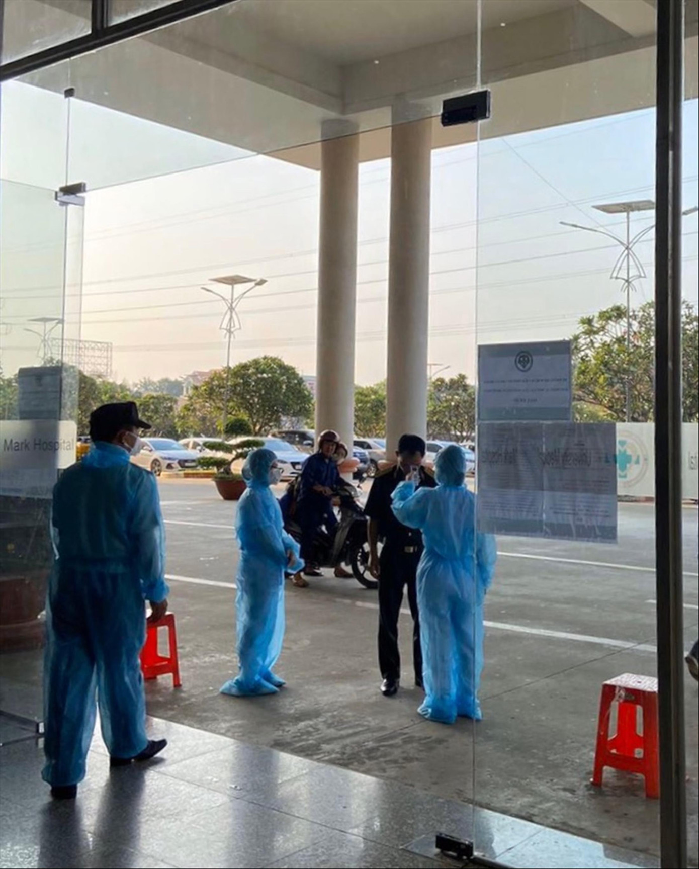 'Thời' virus corona, chào hỏi nhau qua lớp khẩu trang ảnh 1