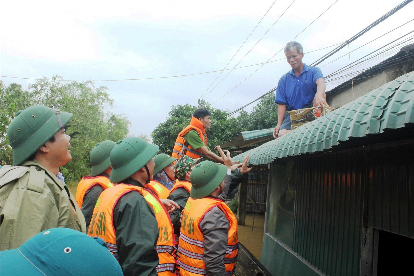 Gồng mình vượt lũ ảnh 1