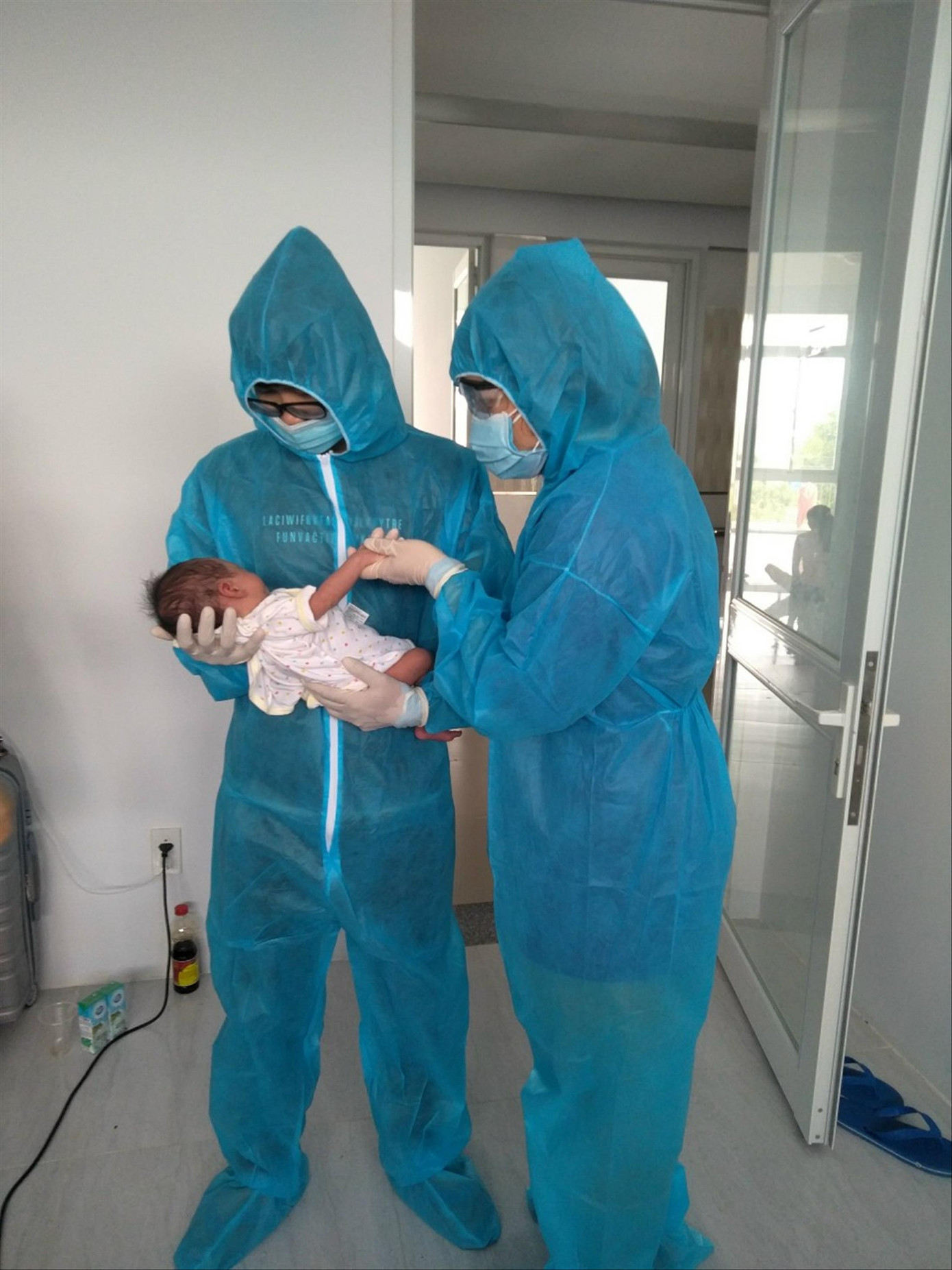 Chuyện làm sạch tiền trong khu cách ly ảnh 2