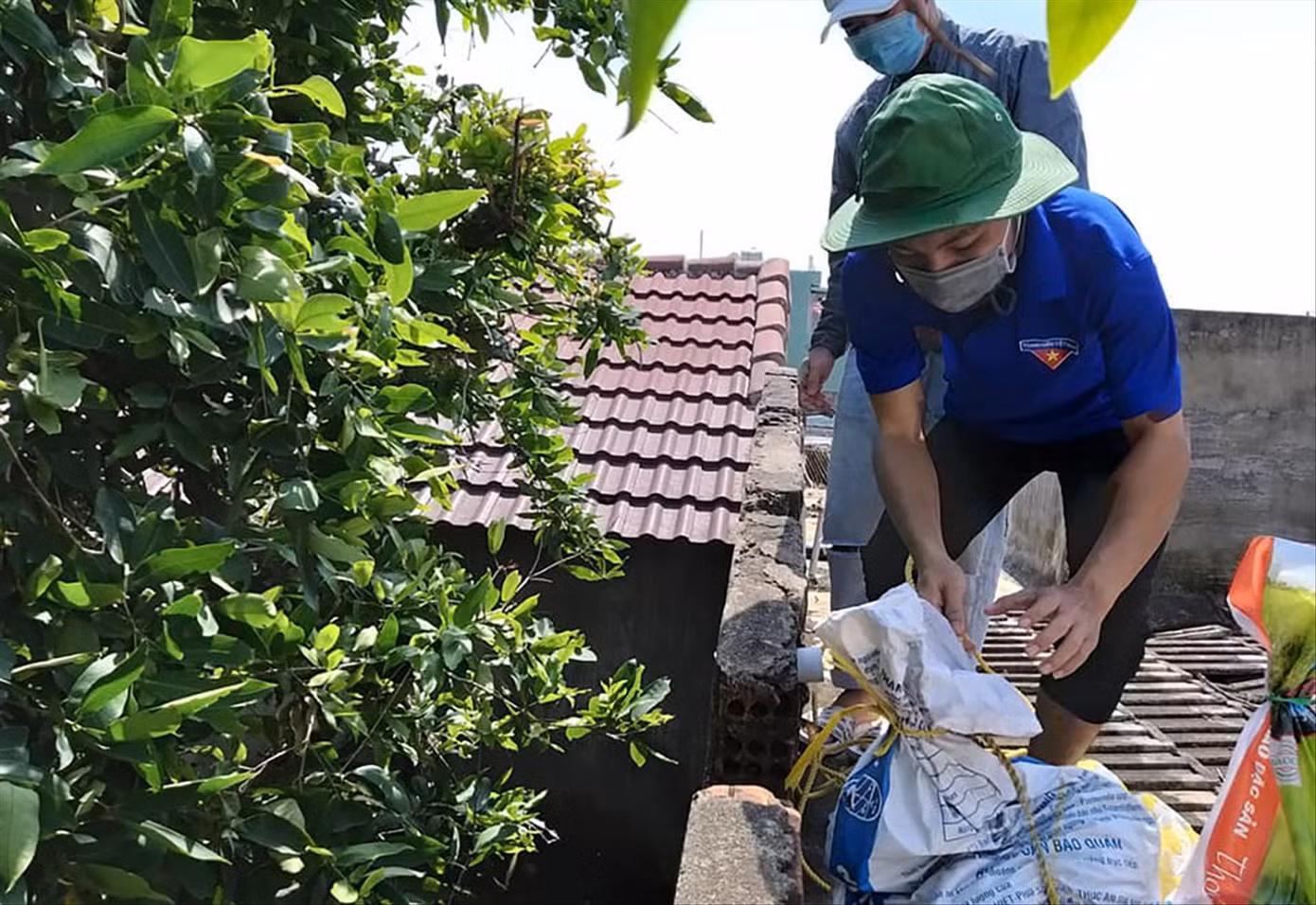 Bộ đội, công an dầm mưa, lội nước cõng dân đến nơi an toàn ảnh 10