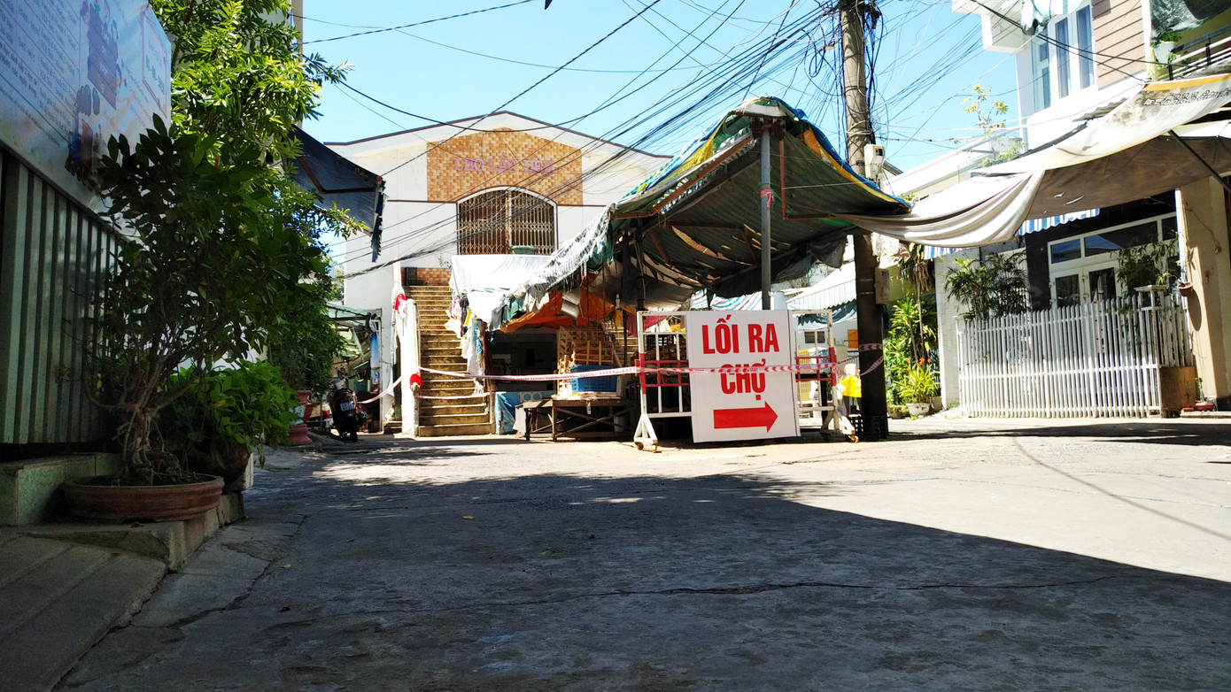 Tàu bay ở chợ Lầu Đèn ảnh 2