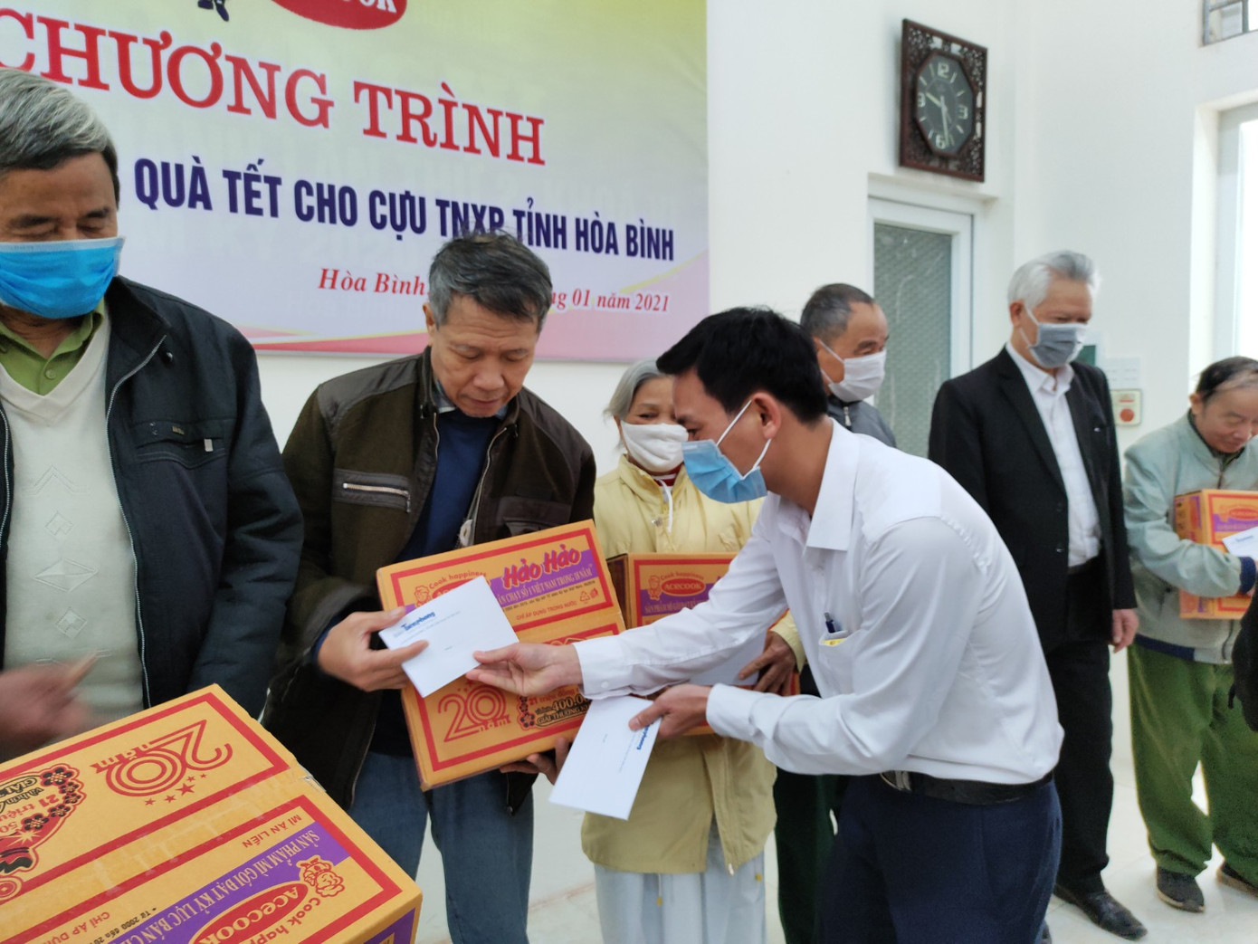 Mang Tết ấm đến với các thương binh, cựu thanh niên xung phong ảnh 1